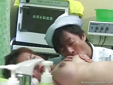 Sexy Preggy Babe with male nurses and doctor love to suck cocks.